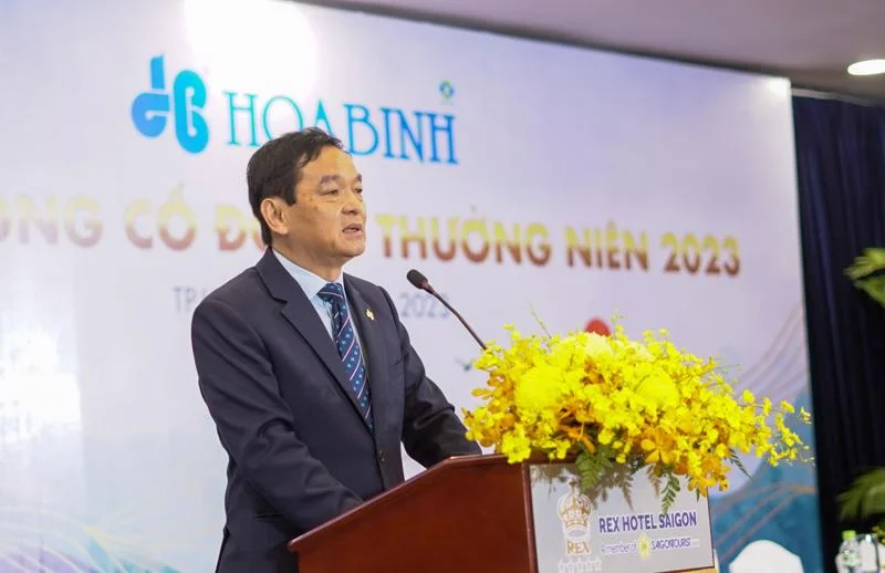 Ông Lê Viết Hải, Chủ tịch HĐQT Tập đoàn Xây dựng Hòa Bình chia sẻ với các cổ đông tại đại hội cổ đông thường niên 2023.