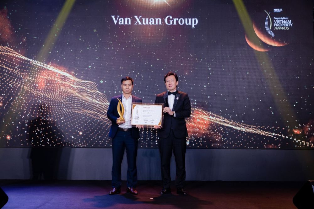 Chủ tịch tập đoàn Vạn Xuân Group (bên trái) Gala trao giải PropertyGuru Vietnam Property Awards 2021
